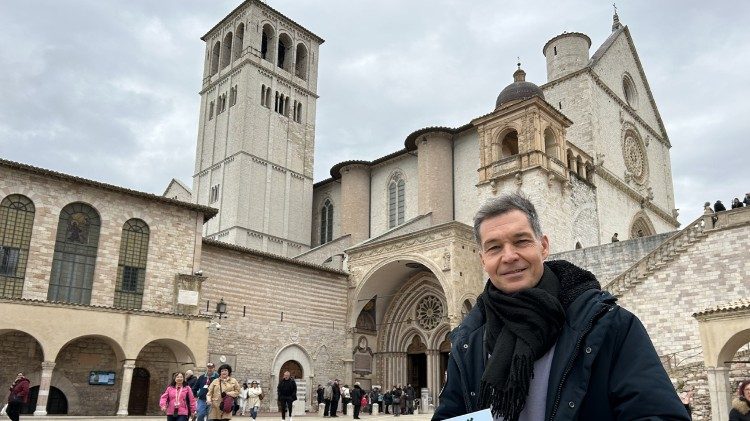 Autor Christian Busemann vor der Unterkirche der Franziskus-Basilika in Assisi