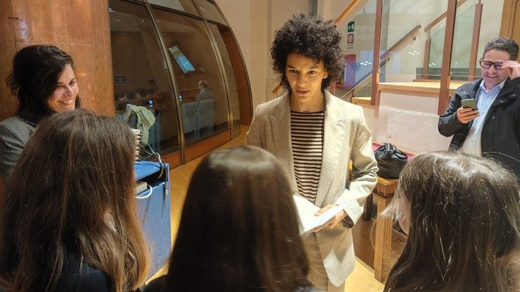 La calciatrice della Juventus Sara Gama firma autografi ad alcune giovani tifose