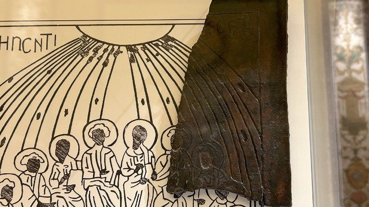 Il frammento esposto della formella appartenente alla porta bizantina