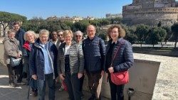 PELERINI ÎN VIZITĂ LA RADIO VATICAN