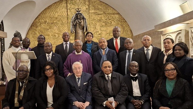 2025.03.20  Wanadiplomasia wa  Afrika wasali kwa ajili ya Papa Francisko.