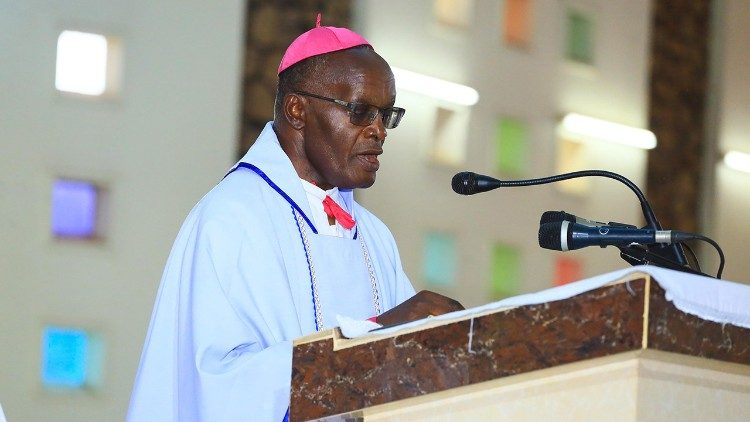 Askofu Rweyongeza wakati wa mahubiri