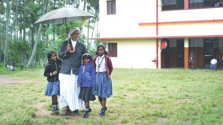 Sister Joel Mathew, C.S.N., accompanies tribal students of St. Michael’s School in Marayoor, in the southern state of Kerala. (Photo: Sajeendran V.S. - CNEWA)