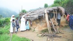 Ordensschwestern mit Stammesvertretern der Adivasi (Archivbild vom März 2025) 