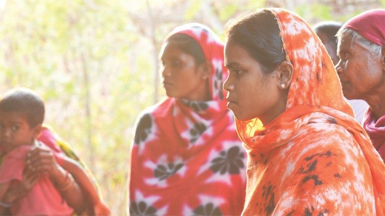 Adivasi mothers in Jagdalpur, Chhattisgarh state. (Photo: Sajeendran V.S. - CNEWA)