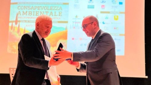 Franco Piroli viene premiato da Mimmo Interdonato presidente UCSI Sicilia
