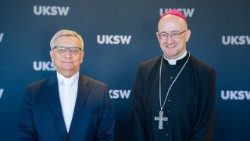 Arcybiskup metropolita warszawski Adrian Galbas oraz ks. prof. Ryszard Czekalski, rektor UKSW