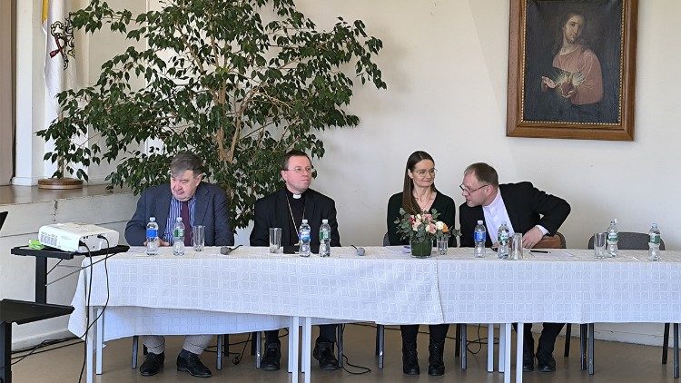 Forumo „Dėl sinodinės Bažnyčios: bendrystė, dalyvavimas, misija“ dalyviai