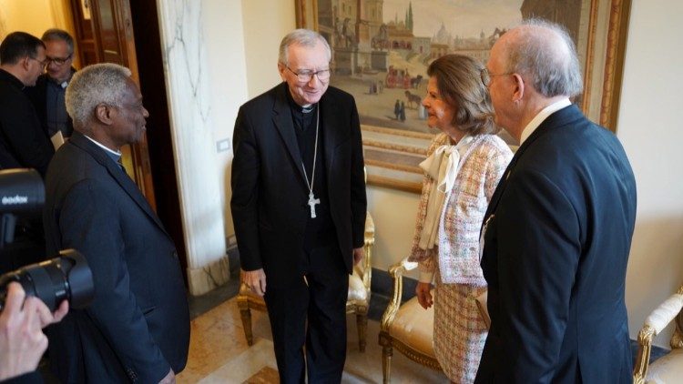 Drottning Silvia hälsar på statssekreterre kardinal Pietro Parolin 