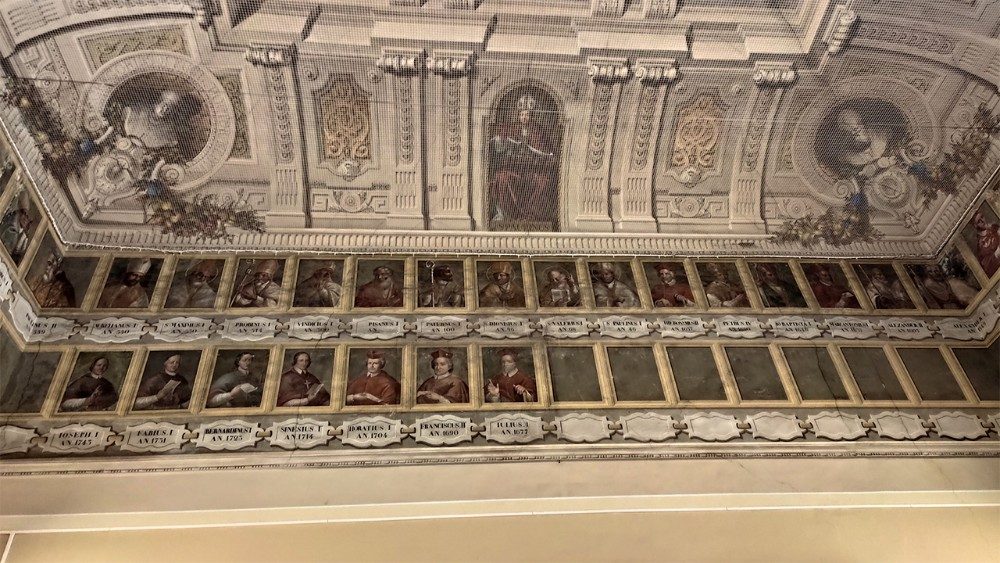 Lucca, salone del Palazzo arcivescovile, ritratti di tutti i vescovi dell'arcidiocesi, a cominciare dal primo, san Paolino 