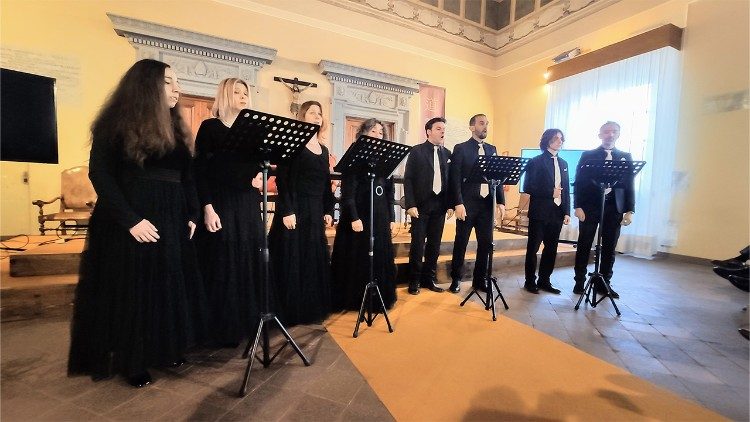 Il gruppo vocale "Stereo Tipi" di Lucca durante l'esibizione nel salone del Palazzo arcivescovile