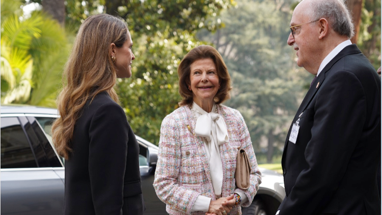 Drottning Silvia och prinsessan Madeleine välkomnas till Påvliga Vetenskapsakademin 