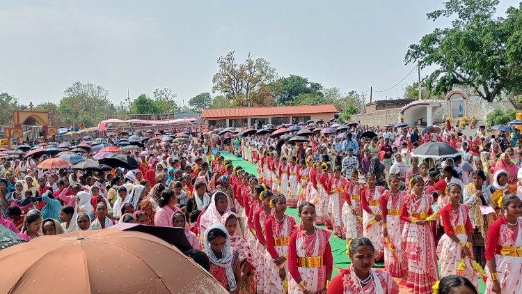 में समारोही मिस्सा बलिदान में भाग लेते हुए विश्वासीगण