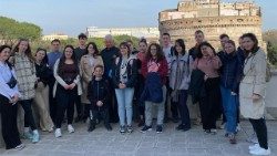 A veszprémi diákok a Rádió teraszán, héttérben az Angyalvárral   