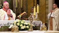 Abp. Adam Szal przekazał relikwie bł. Rodziny Ulmów kościołowi Sw. Stanisława Biskupa i Męczennika w Rzymie