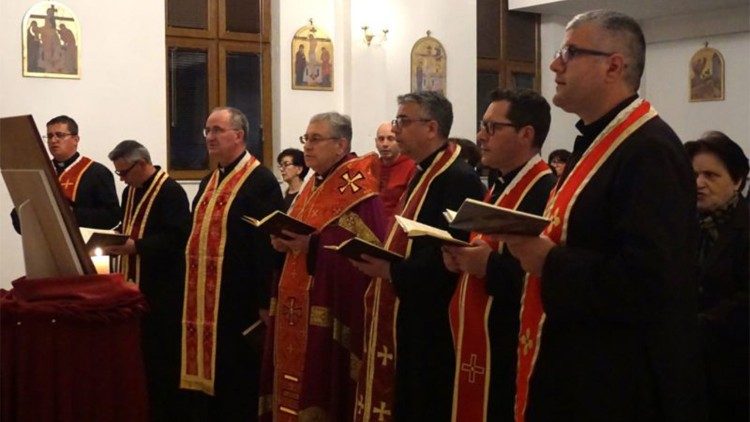 2025.03.26 Macedonia. In comunione con i sacerdoti dell'Eparchia di Strumica-Skopje e con i fedeli di Strumica, l'Eparca Stojanov ha pregato per i defunti, i feriti e le famiglie delle vittime della tragedia di Kočani (foto: Katolici.mk)