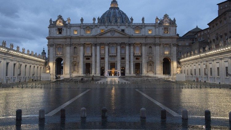 La place Saint-Pierre accueillant le Salus Populi Romani en mars 2020.