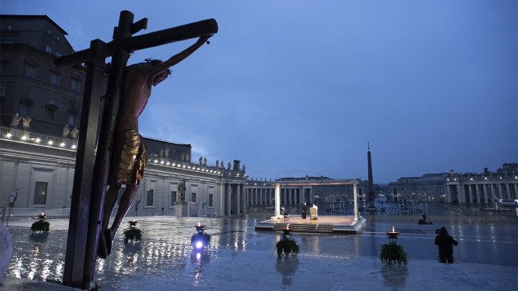 Prière de François pour le monde entier lors de la pandémie de covid-19 le 27 mars 2020.