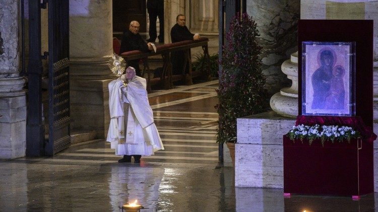 Papa Fransisk 27 mart 2020-ci ildə Müqəddəs Sakramentlə dünyaya xeyir-dua verir