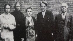 Từ trái sang:  Ade Bethune, Dorothy Day, Dorothy Weston, Jacques Maritain và Peter Maurin - Ảnh chụp vào năm 1934 (archivi della Marquette University)