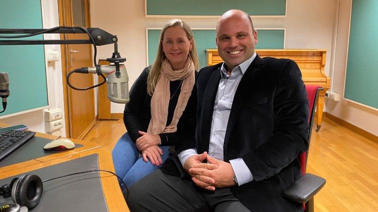 Cleverson esteve visitando a Rádio Vaticano com sua esposa Cristina.