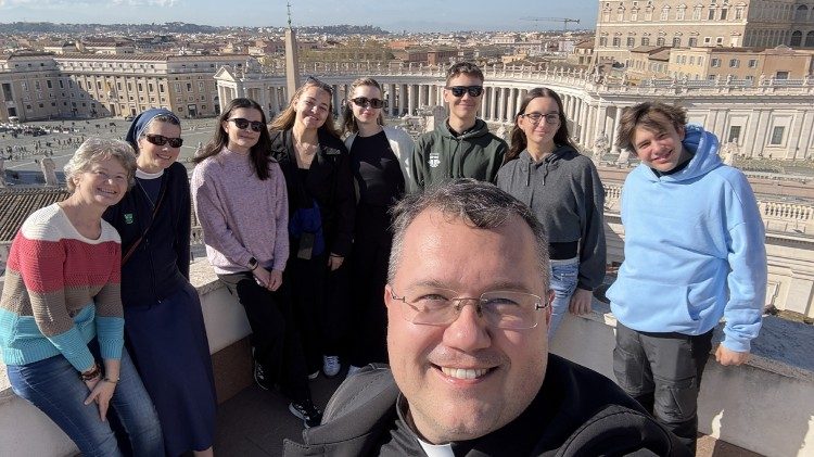 Pútnici bratislavského Gymnázia sv. Uršule s o. Martinom Jarábekom