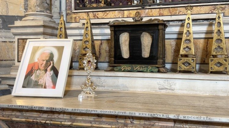 L'altare delle reliquie con le impronte del Domine Quo Vadis