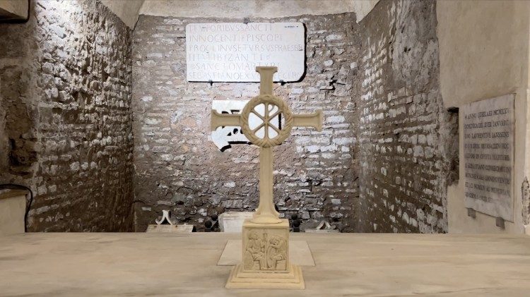 L'altare nella cripta di San Sebastiano nelle Catacombe