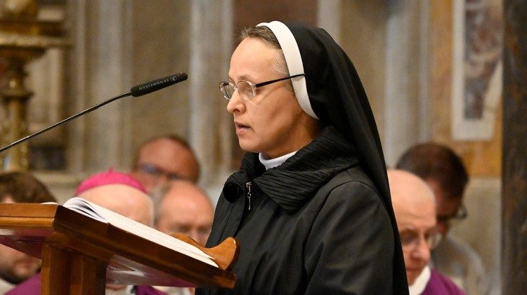 Podczas Mszy św. przy grobie Papieża Polaka (ks. Marek Weresa)