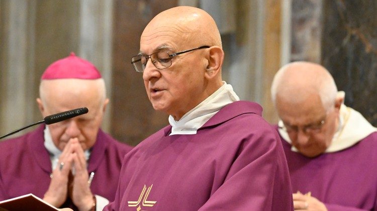 Podczas Mszy św. przy grobie Papieża Polaka (ks. Marek Weresa)