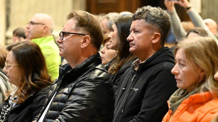 2025.03.27 Uczestnicy Mszy św. przy grobie św. Jana Pawła II  (ks. Marek Weresa)