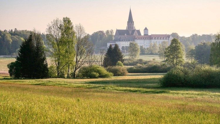 Symbolbild: Kirche und Kloster auf dem Land 