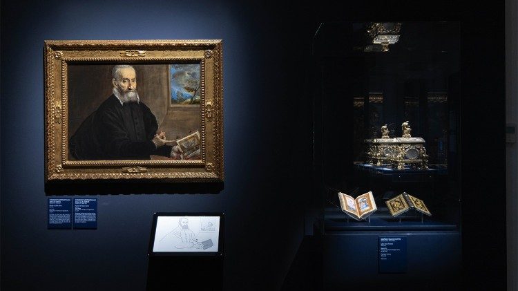 Il ritratto di Clovio che tiene in mano "Il libro delle Ore" da lui miniato e il manoscritto originale in mostra