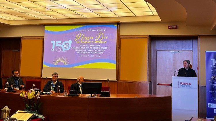 Cardinal Tagle addresses the conference