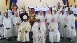 2025.03.28 Askofu Mkuu wa Dodoma na Tabora wakati na watawa wa Bikira Maria na Mkuu wa Mkoa wa Dodoma. 