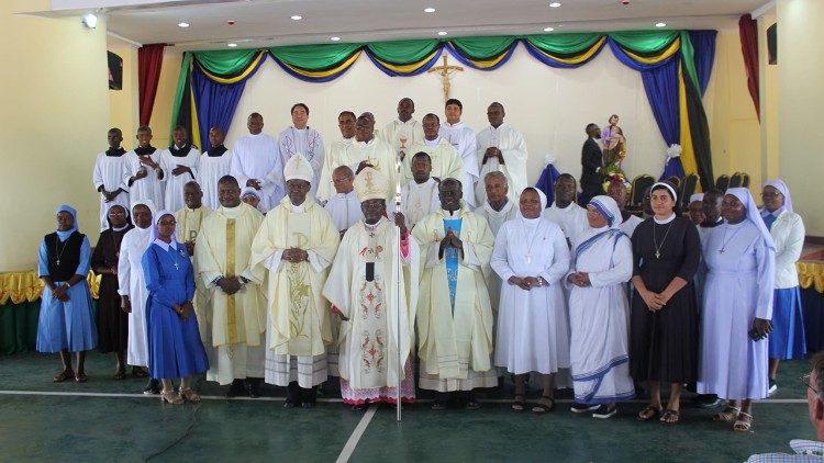 Picha ya Pamoja na watawa na mapadre