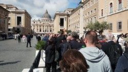 Poutníci procházejí vyhrazeným koridorem ke Svatopetrské bazilice