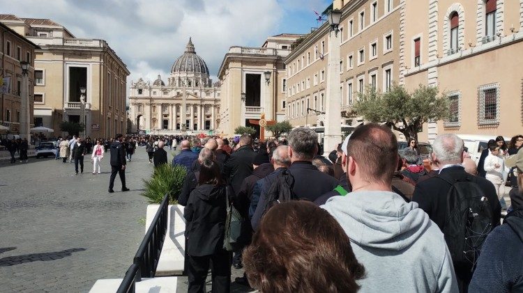 Poutníci procházejí vyhrazeným koridorem ke Svatopetrské bazilice