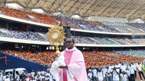 Près de 60 000 jeunes catholiques d’Abidjan prient pour des élections apaisées