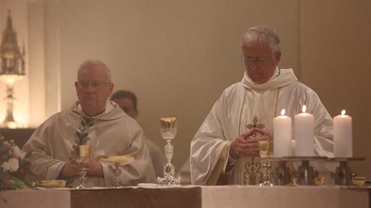 Un momento della celebrazione presieduta dall'arcivescovo Boccardo