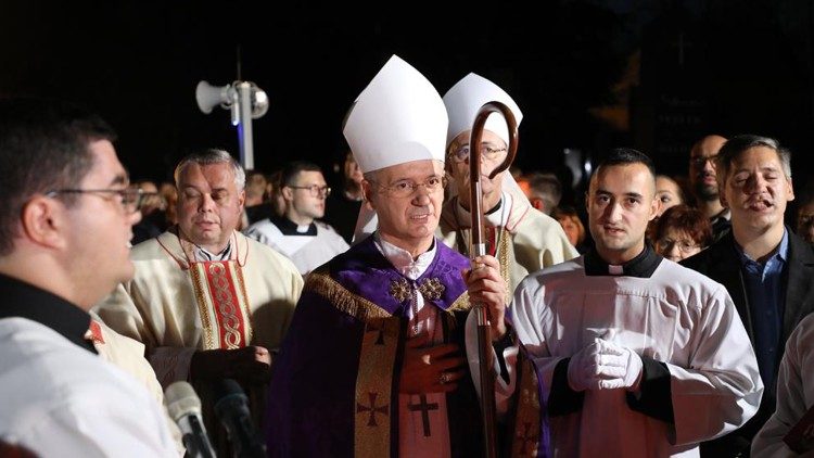 Zagrebački nadbiskup Dražen Kutleša predvodio misu i molitvu odrješenja na Mirogoju (foto: TUZGN)