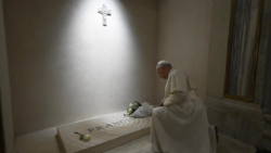 Le Pape Léon XIV dépose des fleurs sur la tombe du Pape François, 3 novembre 2025.