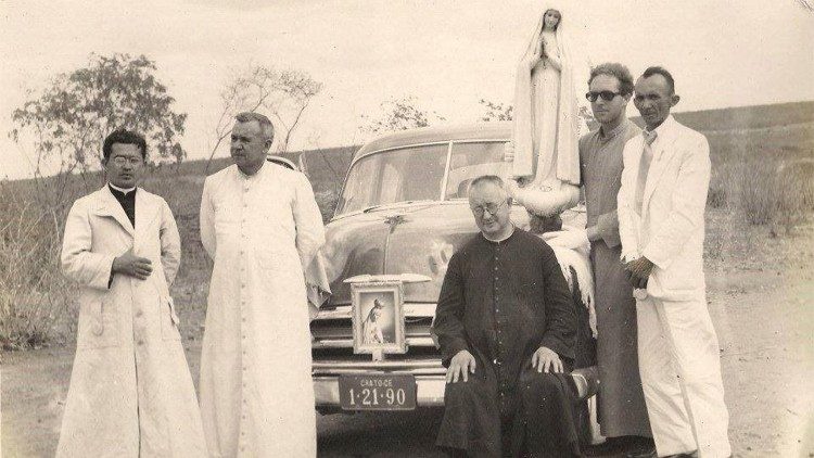  Imagem Peregrina Mundial de Nossa Senhora de Fátima na cidade do Crato, há 72 anos. Pe. Demontier está de cinza segurando a imagem. Foto cedida pela Diocese do Crato.