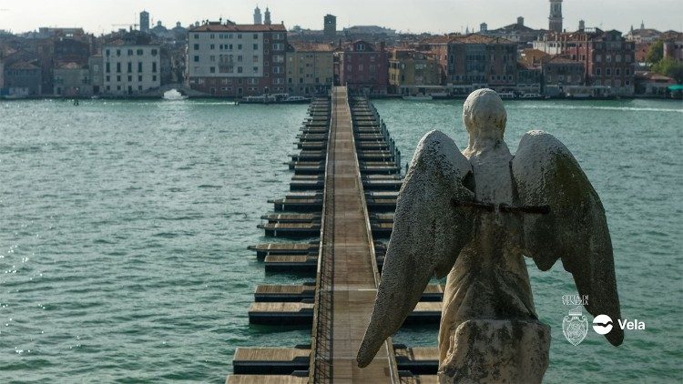 Il ponte votivo che porta al cimitero di San Michele in Isola