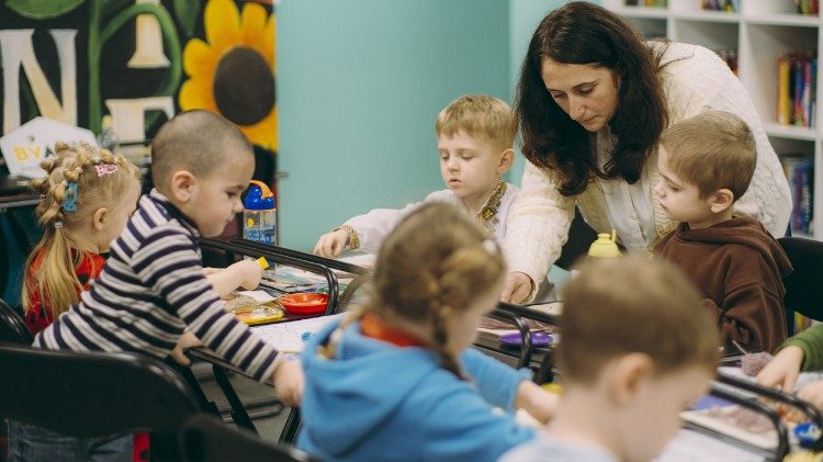 Діти в освітньому центрі "Вулик"