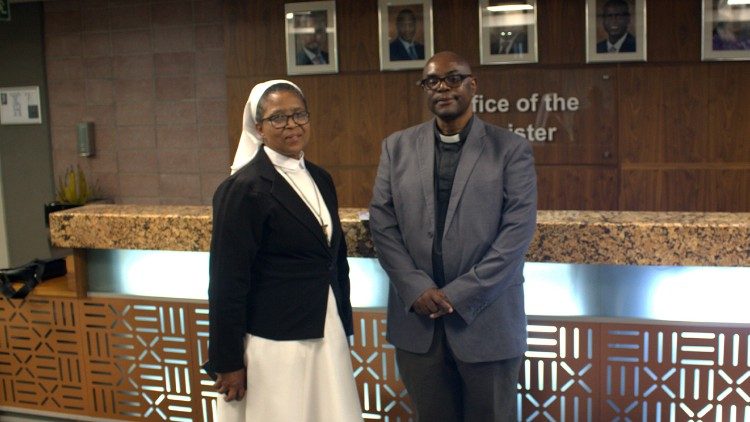 Pe. Stan Muyebe, OP e a Ir. Dominica Mkhize