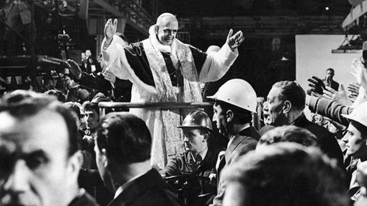 Navidad de 1968. Pablo VI se reúne con los trabajadores del centro siderúrgico de Taranto.