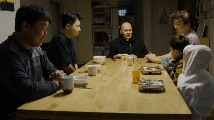 Le père Philippe Blot et plusieurs jeunes nord-coréens dans un des foyers d'accueil de Séoul.