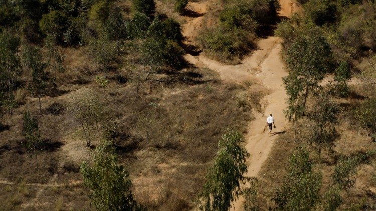 Le père Gabriel de Lépinau dans le diocèse de Port-Berger à Madagascar.