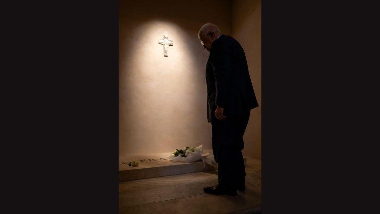 Nahmoud Abbas diante do túmulo do Papa Francisco